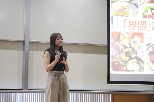 最優秀賞　吉野葵さんのプレゼンテーションの様子
