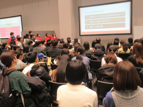 ブースでの学校PR風景例