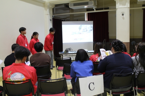 ブースでの学校PR風景例